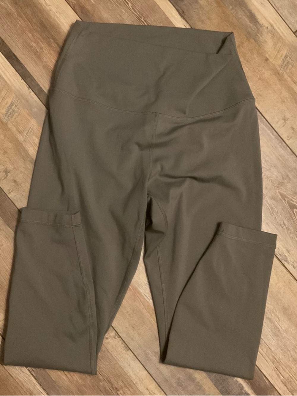 High-Rise Pocket Leggings in Olive Green